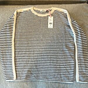 Vineyard Vines cashmere crew neck sweater
Color- white/navy striped 
Size-XS